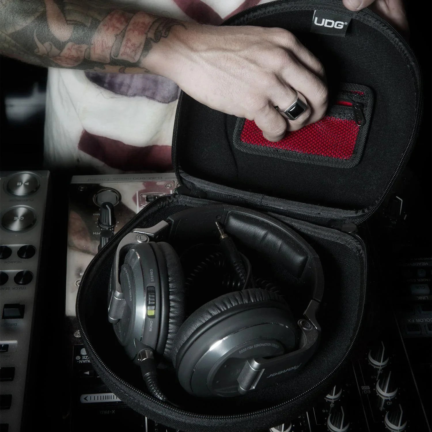 UDG Creator Headphone Case Large Black - DY Pro Audio